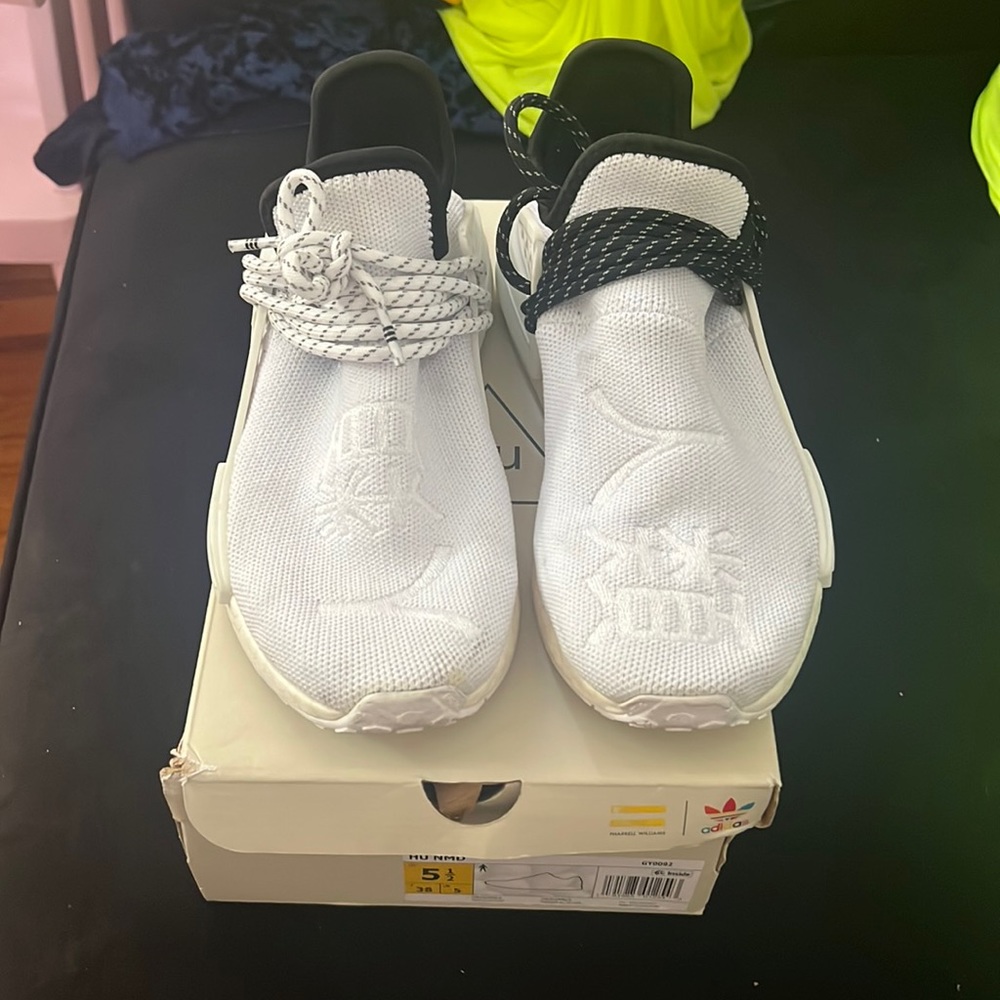 Come with box and extra shoelaces